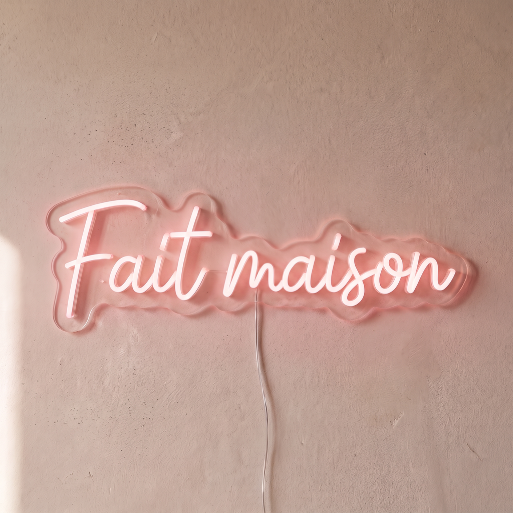 Néon mural « Fait maison » rose pâle, gros plan sur fond beige