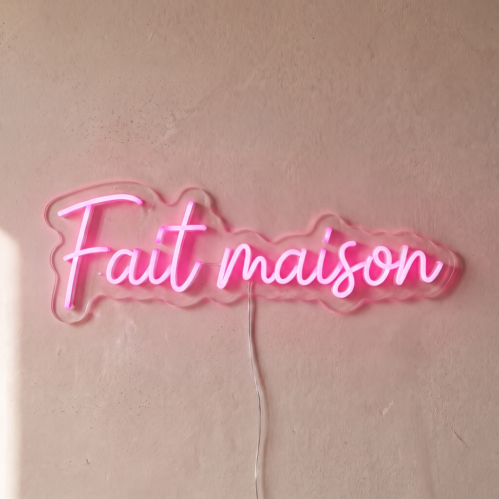 Néon mural « Fait maison » rose, gros plan sur fond beige