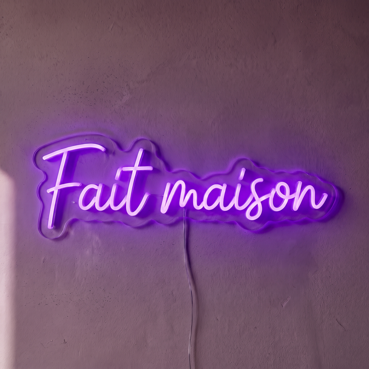 Néon mural « Fait maison » violet, gros plan sur fond beige