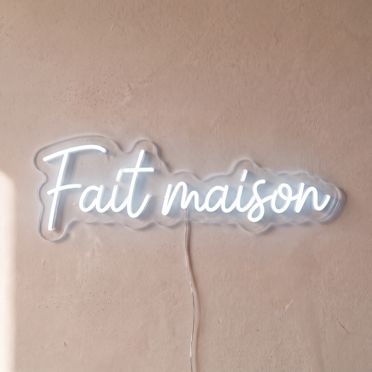Néon mural « Fait maison » blanc froid, gros plan sur fond beige