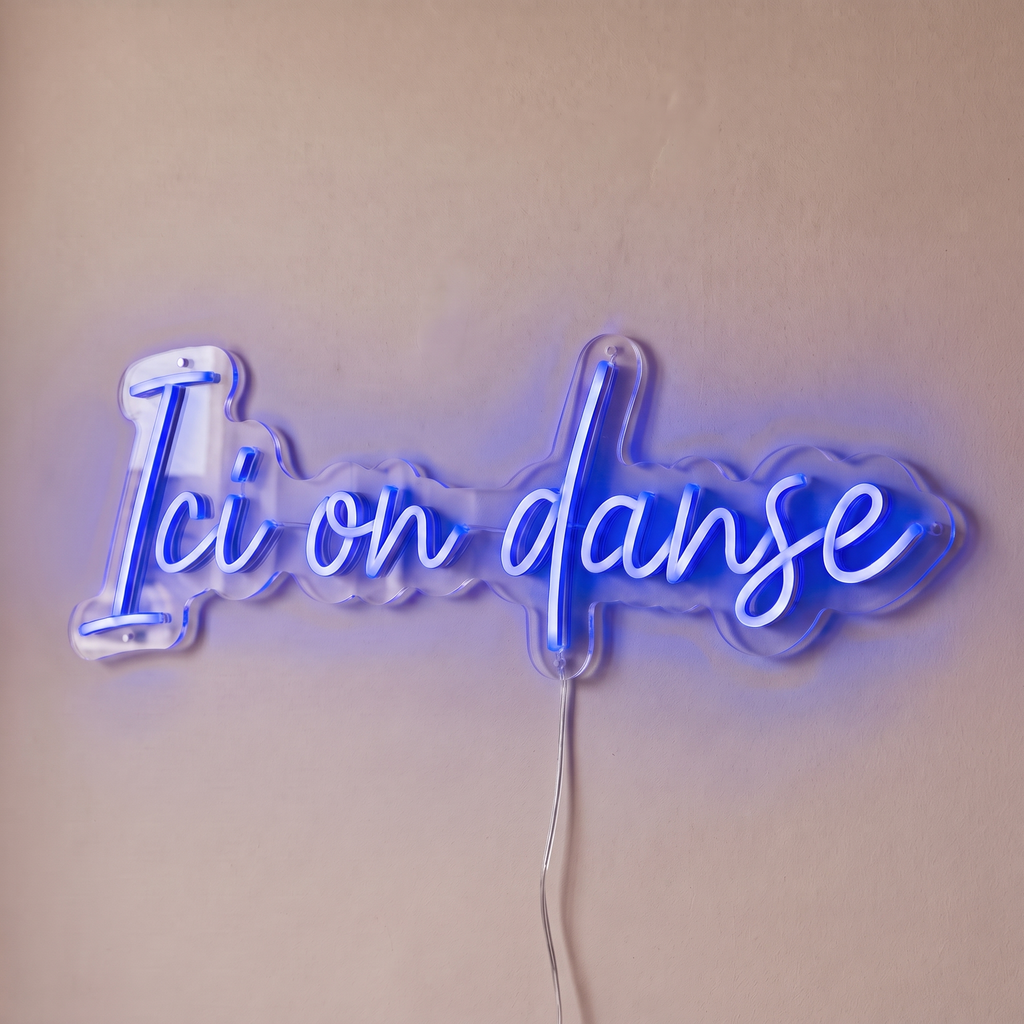 Néon mural « Ici on danse » bleu, gros plan sur fond beige