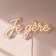 Néon mural « Je gère » blanc chaud, gros plan sur fond beige