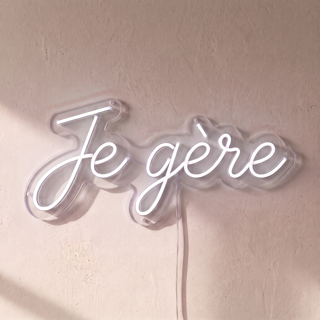Néon mural « Je gère » blanc, gros plan sur fond beige