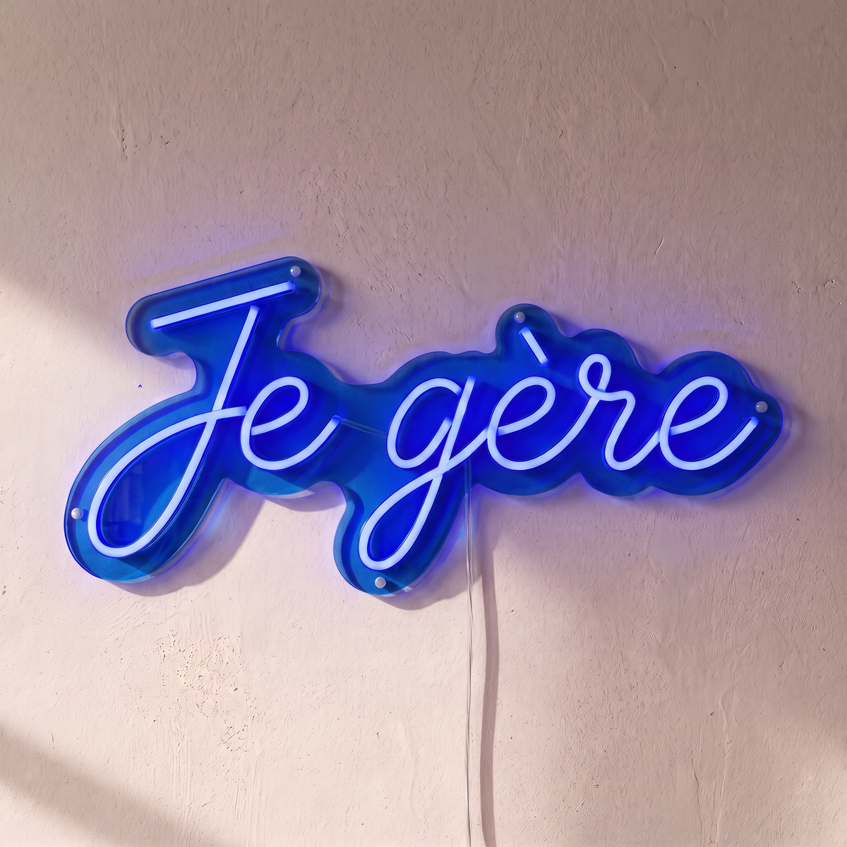 Néon mural « Je gère » bleu, gros plan sur fond beige