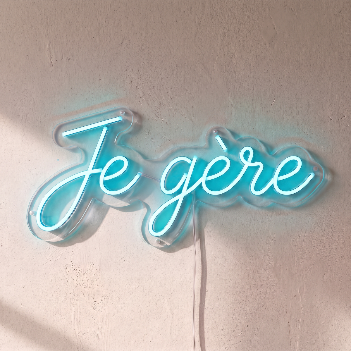 Néon mural « Je gère » turquoise, gros plan sur fond beige
