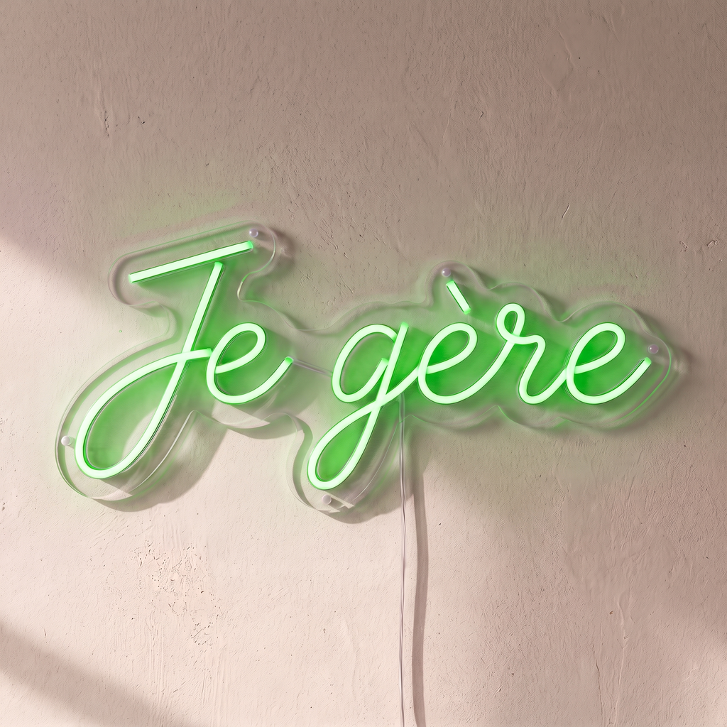Néon mural « Je gère » vert, gros plan sur fond beige