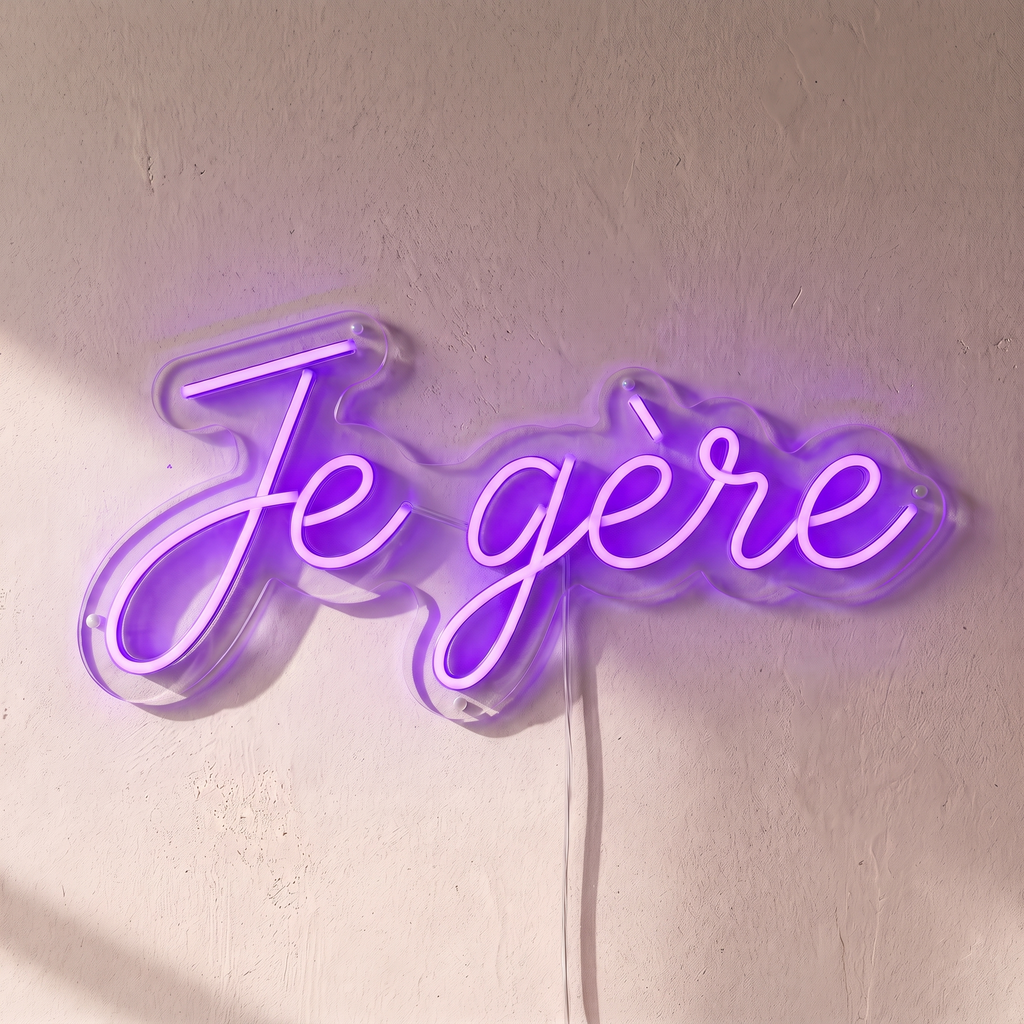 Néon mural « Je gère » violet, gros plan sur fond beige