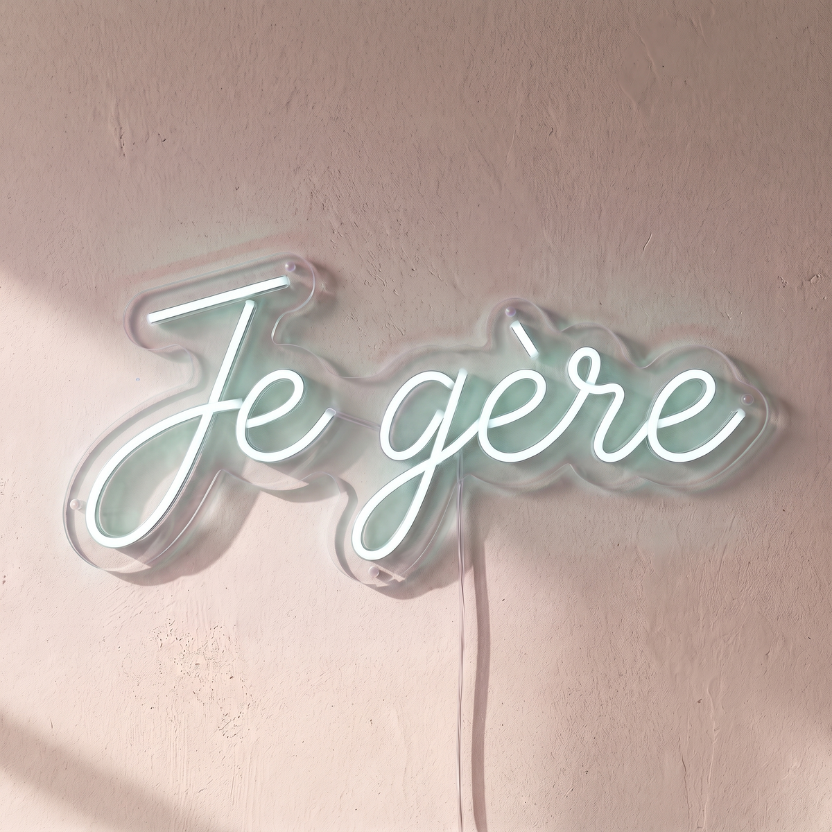 Néon mural « Je gère » blanc froid, gros plan sur fond beige