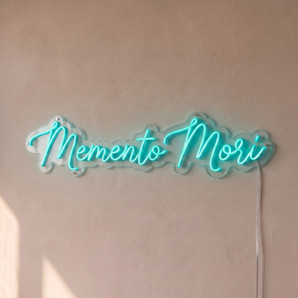 Néon mural « Memento Mori » turquoise, gros plan sur fond beige