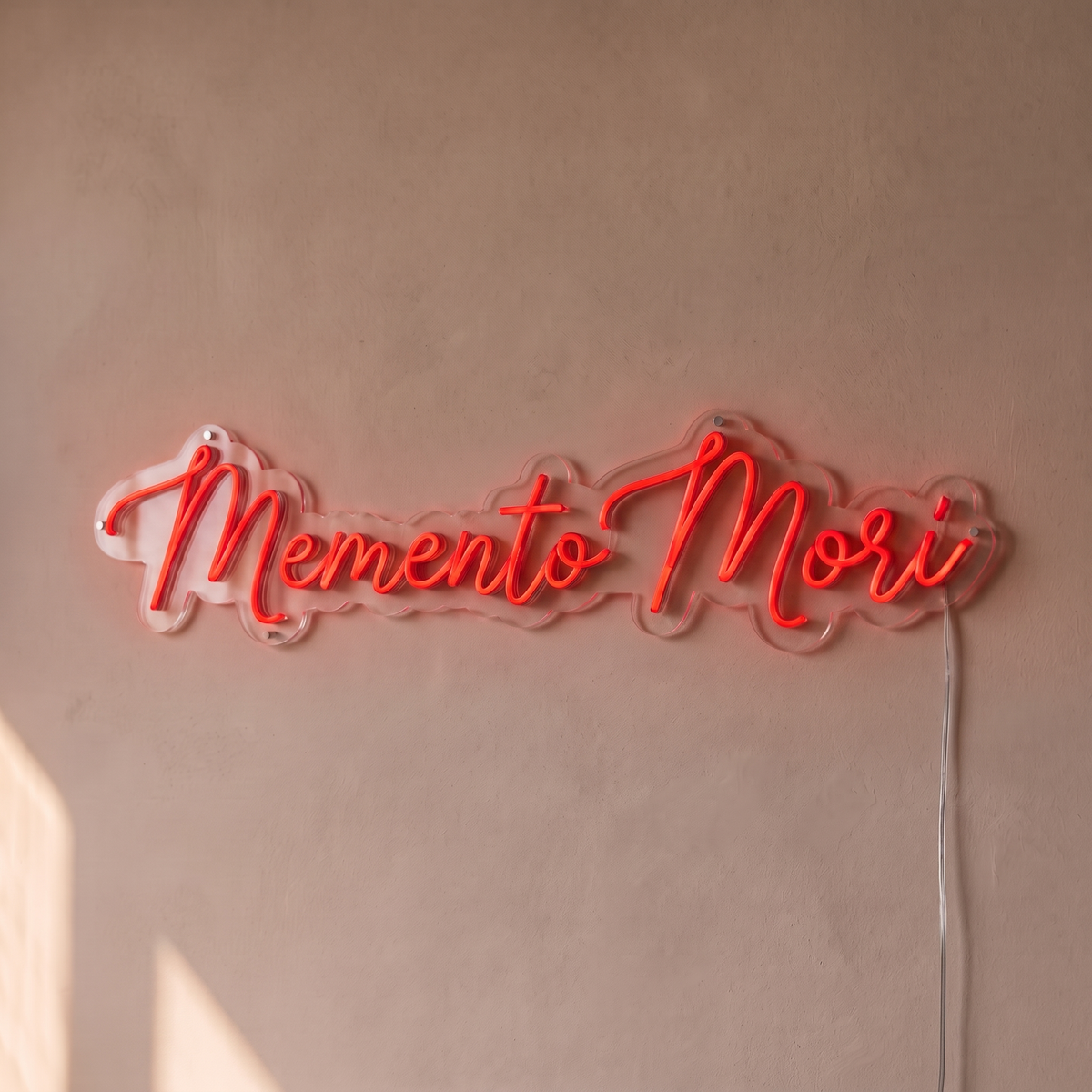 Néon mural « Memento Mori » rouge, gros plan sur fond beige
