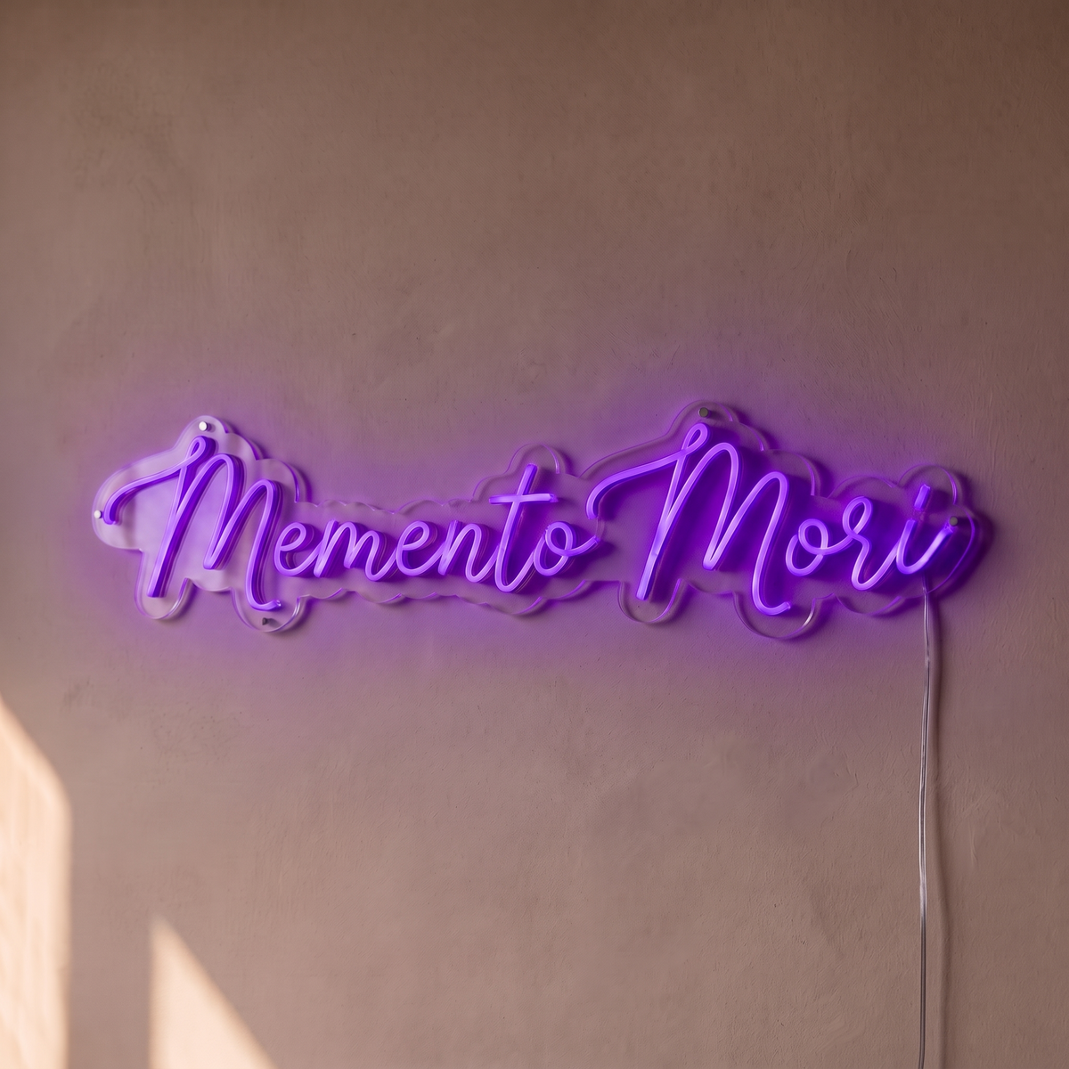Néon mural « Memento Mori » violet, gros plan sur fond beige