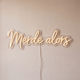 Néon mural « Merde alors » blanc chaud, gros plan sur fond beige