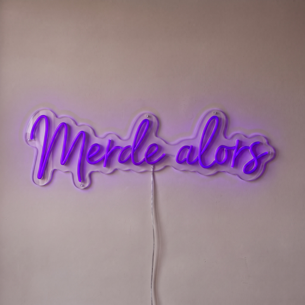 Néon mural « Merde alors » violet, gros plan sur fond beige