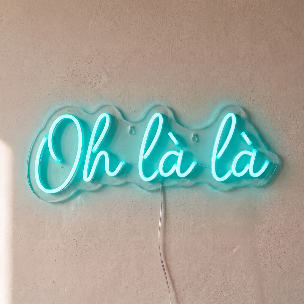 Néon mural « Oh là là » turquoise, gros plan sur fond beige