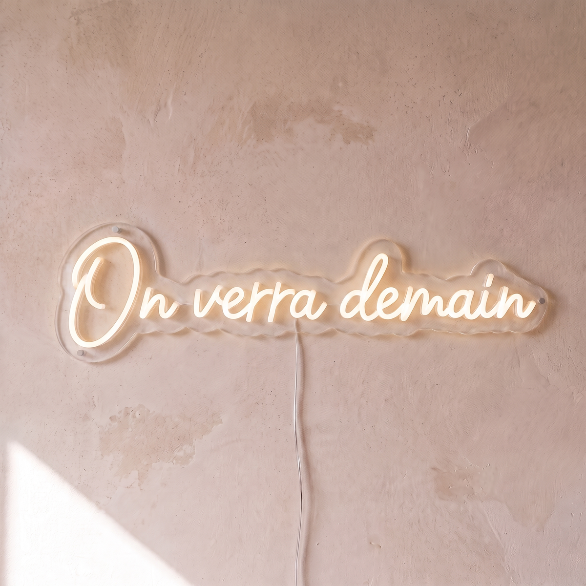 Néon mural « On verra demain » blanc chaud, gros plan sur fond beige
