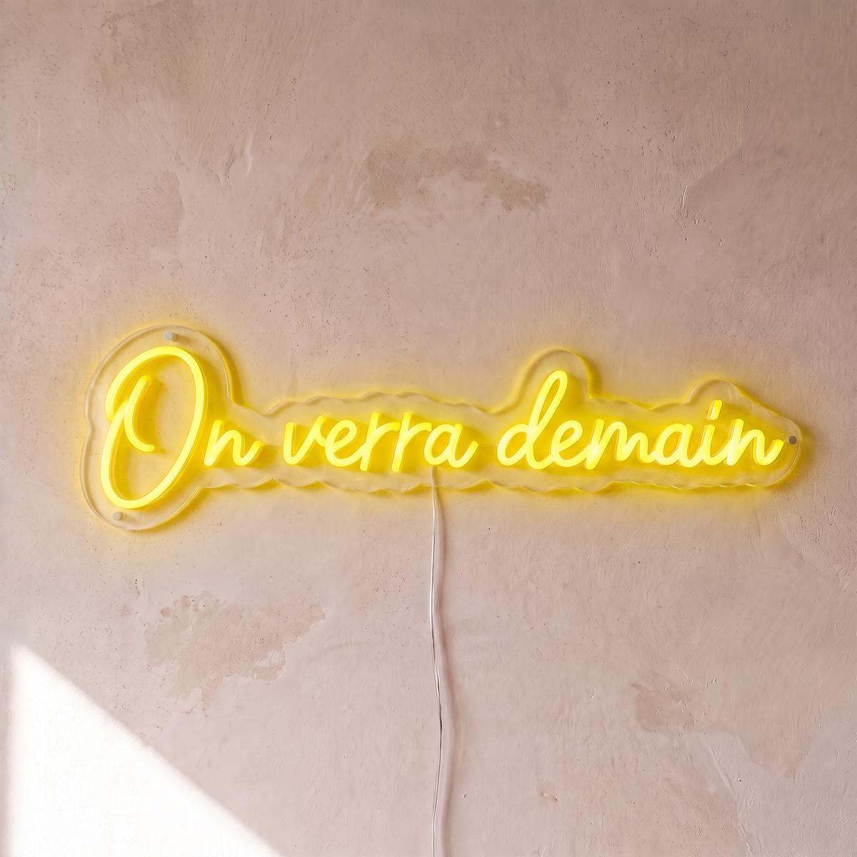Néon mural « On verra demain » jaune, gros plan sur fond beige