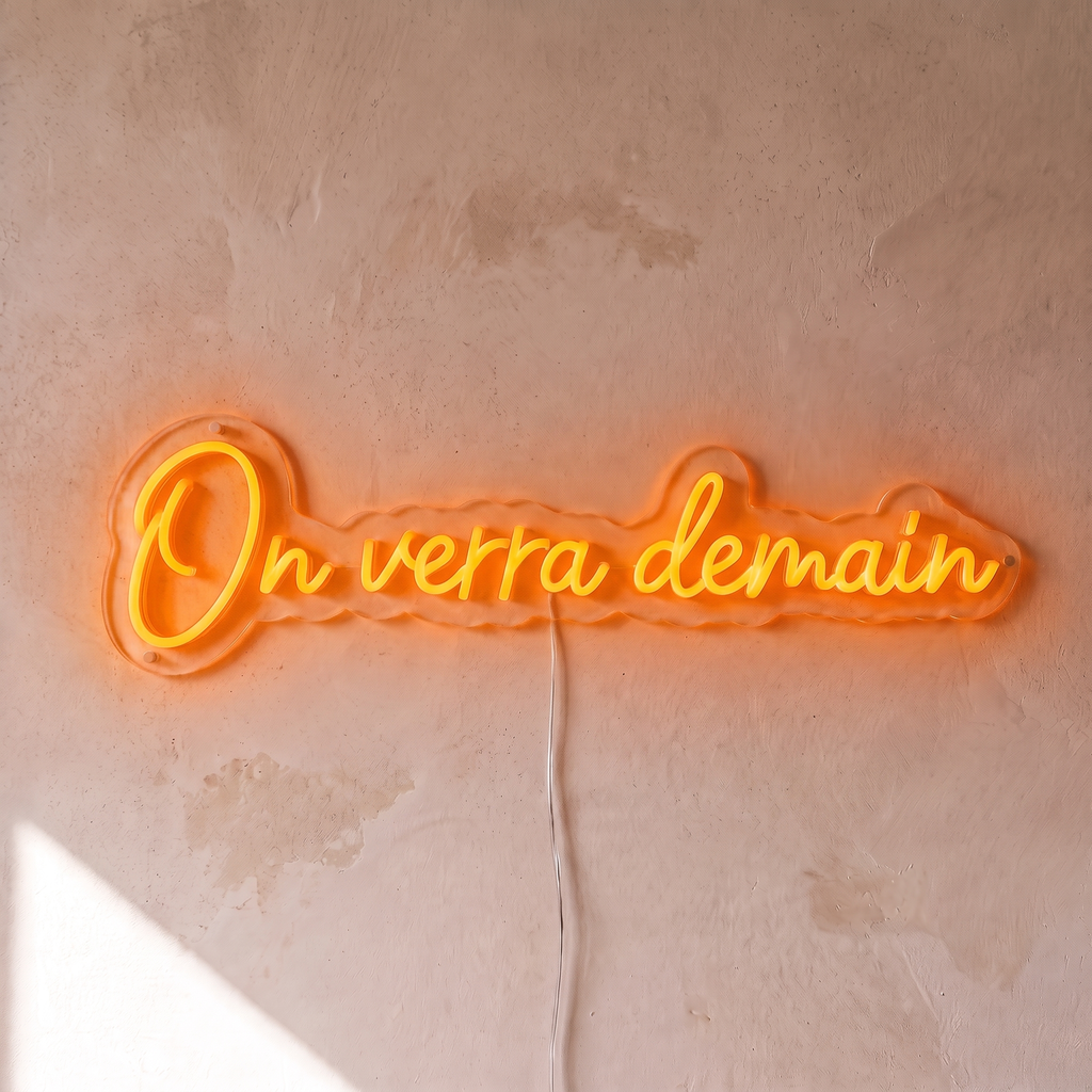 Néon mural « On verra demain » orange, gros plan sur fond beige