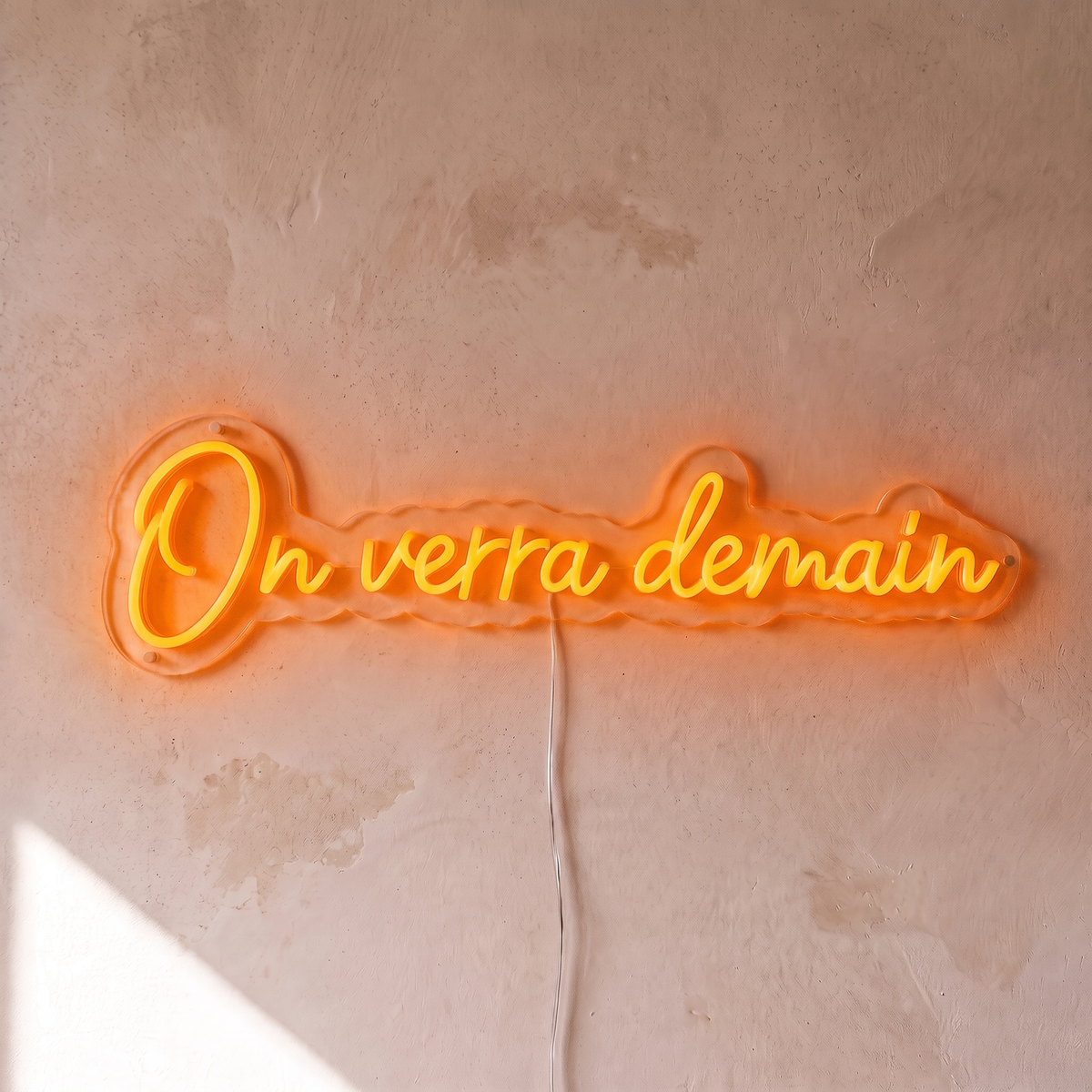 Néon mural « On verra demain » orange, gros plan sur fond beige