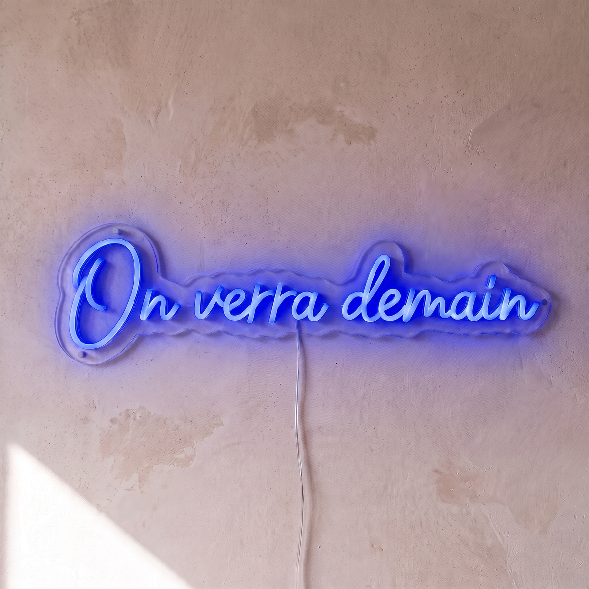 Néon mural « On verra demain » bleu, gros plan sur fond beige