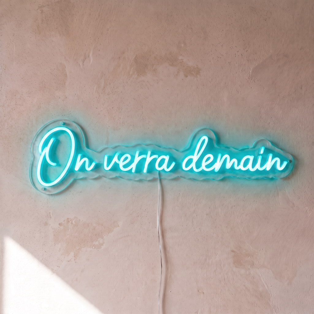 Néon mural « On verra demain » turquoise, gros plan sur fond beige