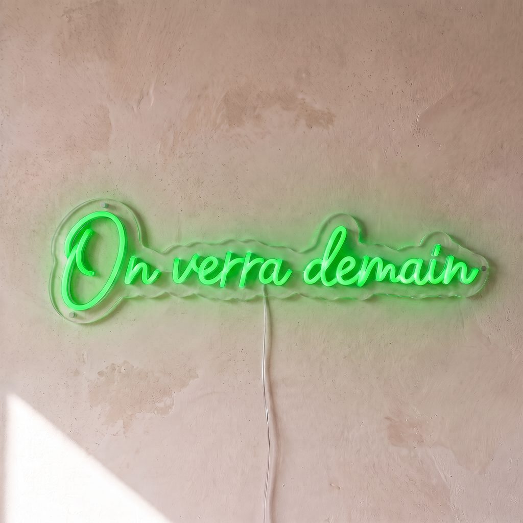 Néon mural « On verra demain » vert, gros plan sur fond beige