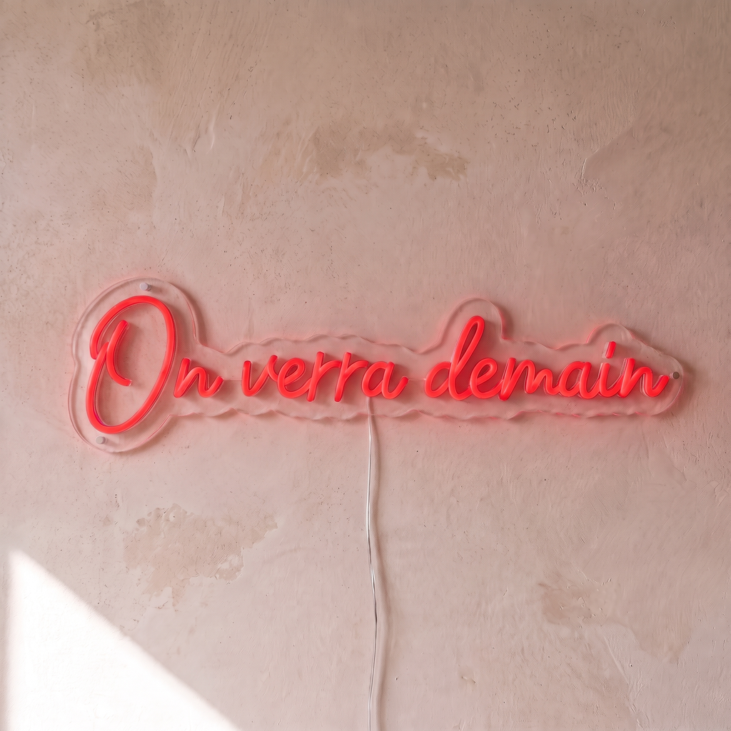 Néon mural « On verra demain » rouge, gros plan sur fond beige