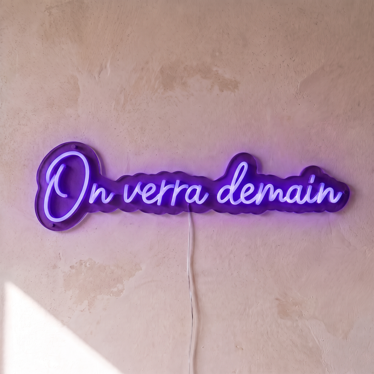 Néon mural « On verra demain » violet, gros plan sur fond beige