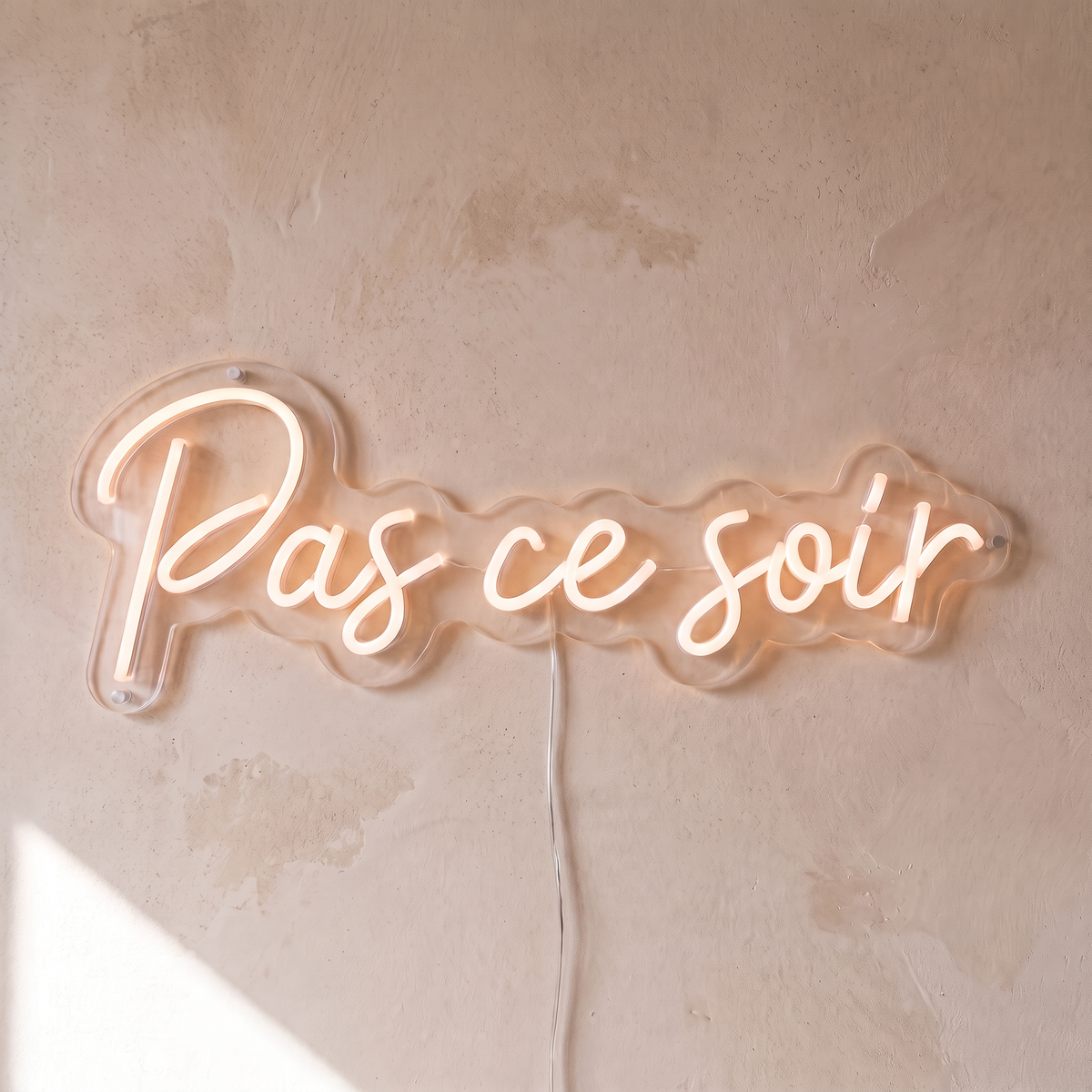 Néon mural « Pas ce soir » blanc chaud, gros plan sur fond beige