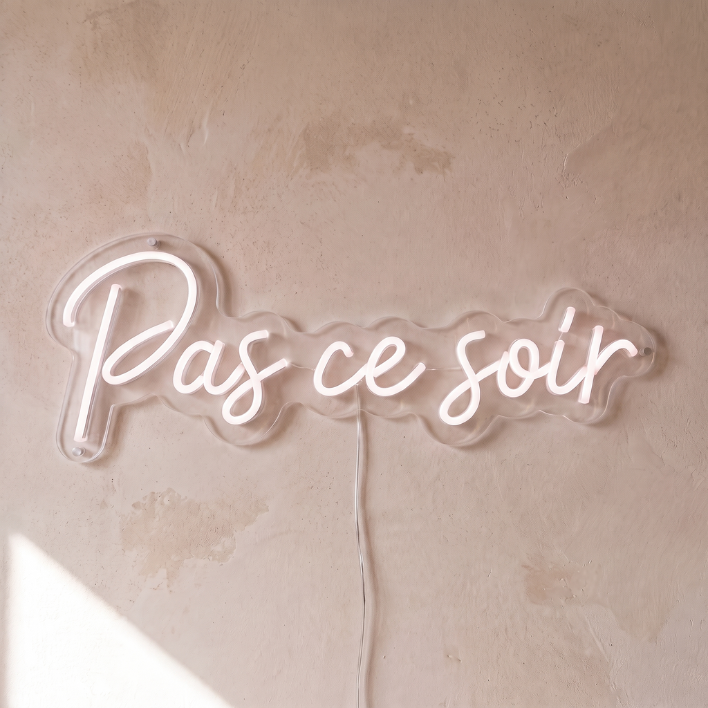 Néon mural « Pas ce soir » blanc, gros plan sur fond beige