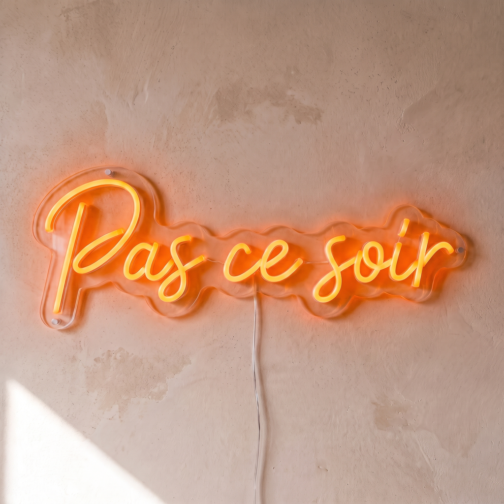 Néon mural « Pas ce soir » orange, gros plan sur fond beige