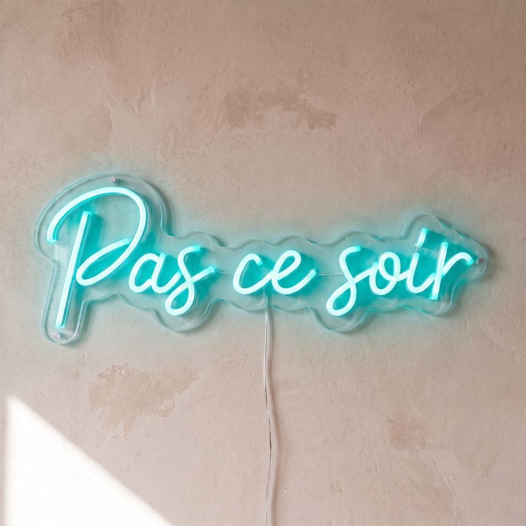 Néon mural « Pas ce soir » turquoise, gros plan sur fond beige