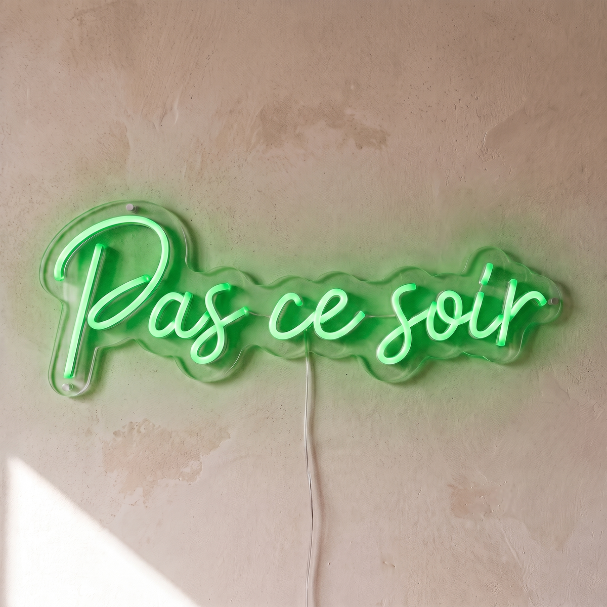 Néon mural « Pas ce soir » vert, gros plan sur fond beige