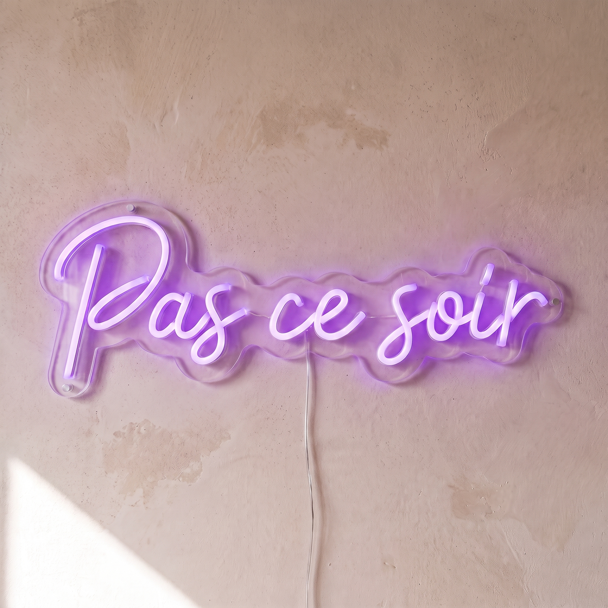 Néon mural « Pas ce soir » violet, gros plan sur fond beige