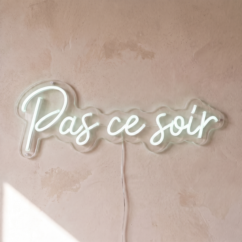 Néon mural « Pas ce soir » blanc froid, gros plan sur fond beige