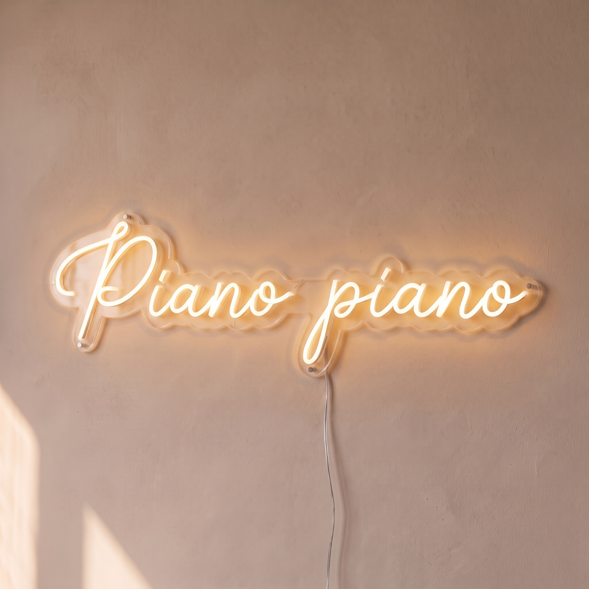 Néon mural « Piano piano » blanc chaud, gros plan sur fond beige