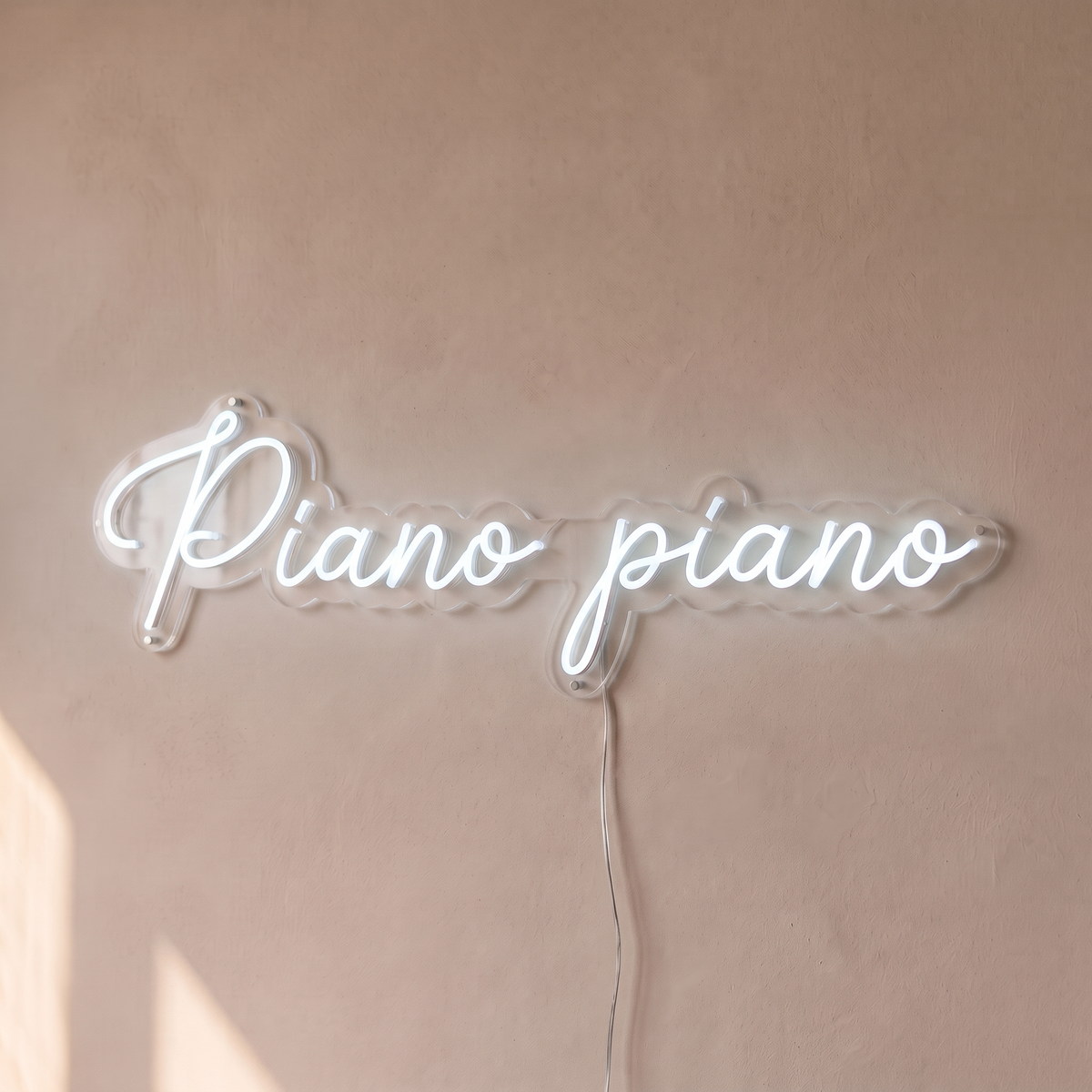 Néon mural « Piano piano » blanc, gros plan sur fond beige