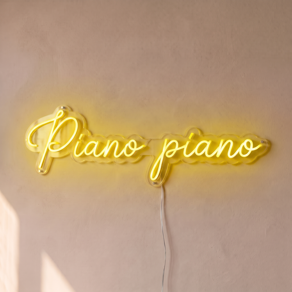 Néon mural « Piano piano » jaune, gros plan sur fond beige