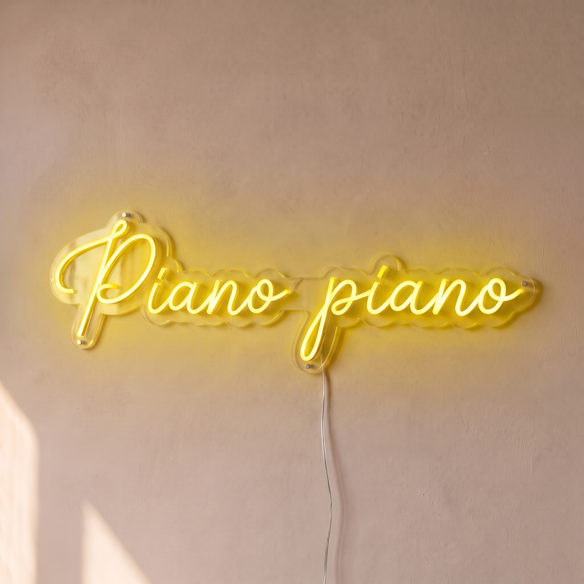 Néon mural « Piano piano » jaune, gros plan sur fond beige