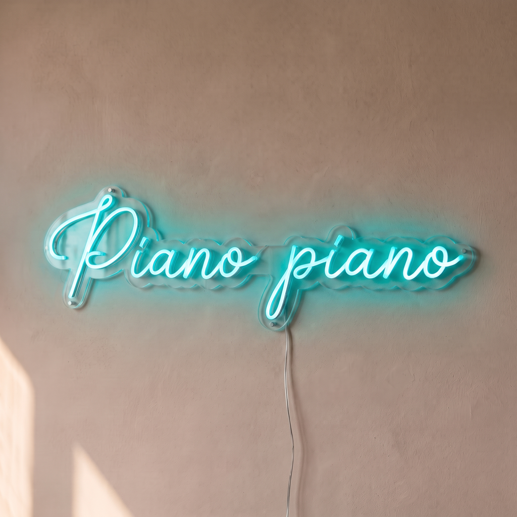 Néon mural « Piano piano » turquoise, gros plan sur fond beige