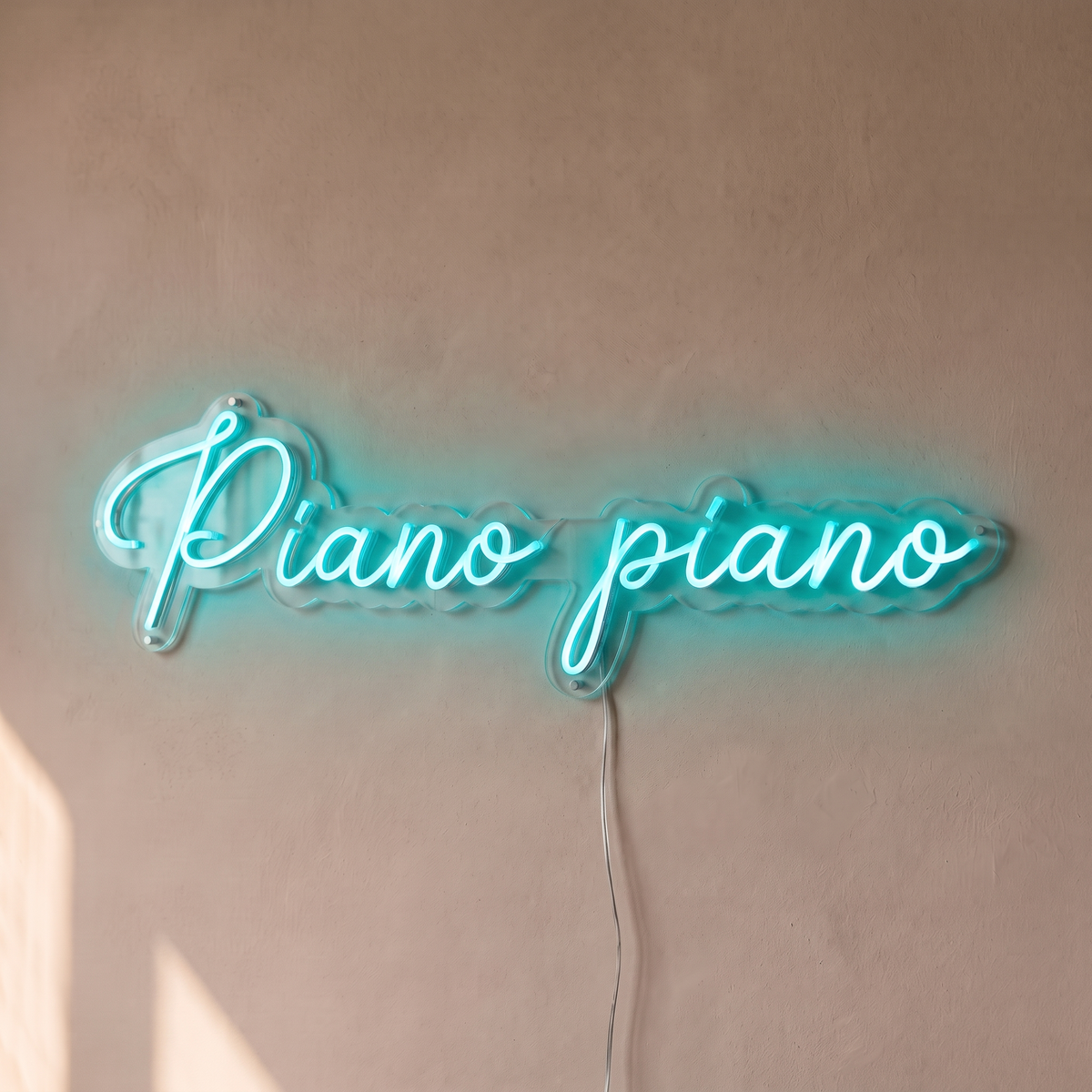 Néon mural « Piano piano » turquoise, gros plan sur fond beige