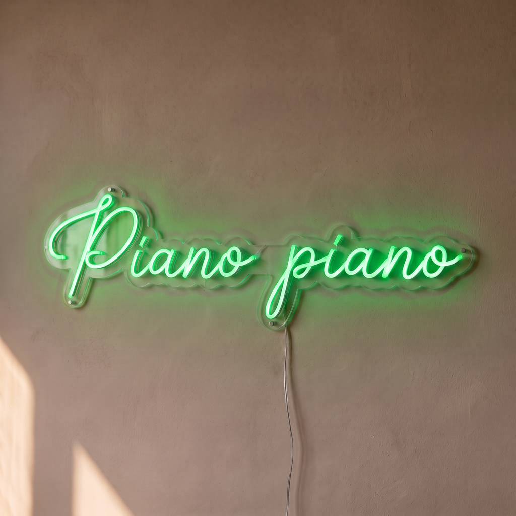 Néon mural « Piano piano » vert, gros plan sur fond beige
