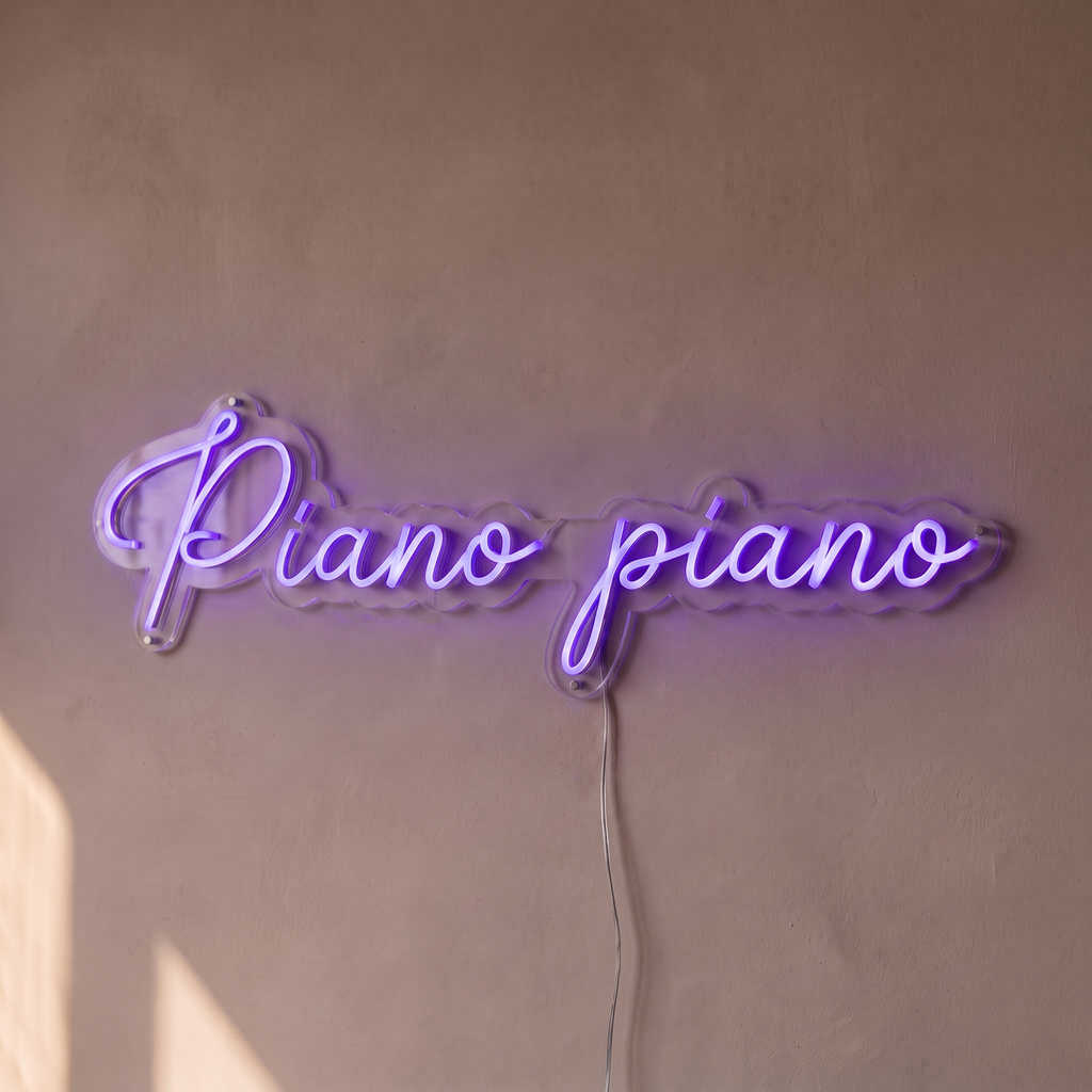 Néon mural « Piano piano » violet, gros plan sur fond beige