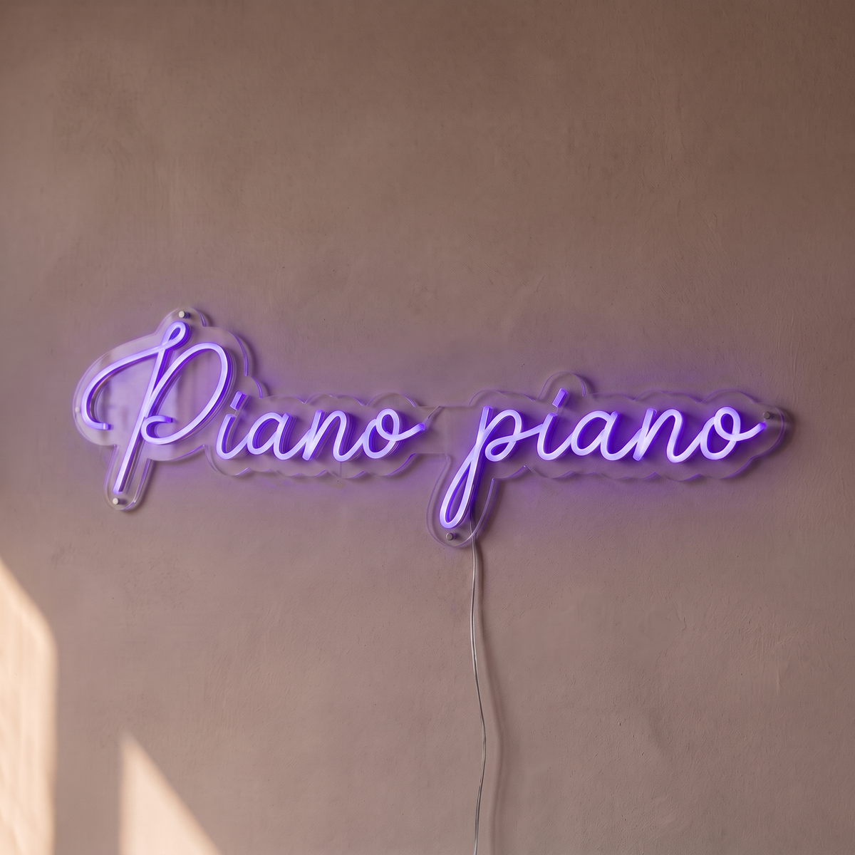 Néon mural « Piano piano » violet, gros plan sur fond beige