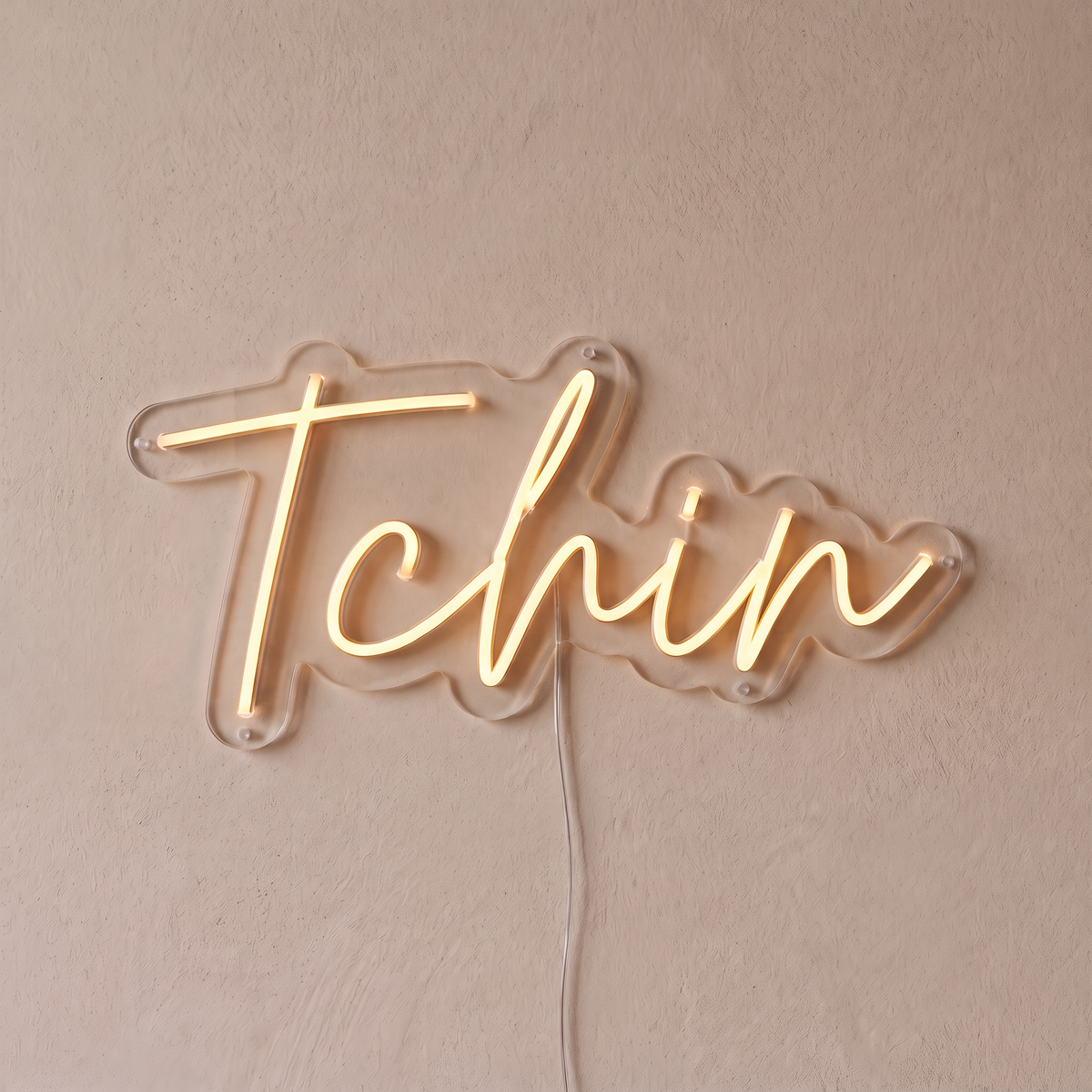 Néon mural « Tchin » blanc chaud, gros plan sur fond beige