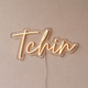 Néon mural « Tchin » blanc chaud, gros plan sur fond beige