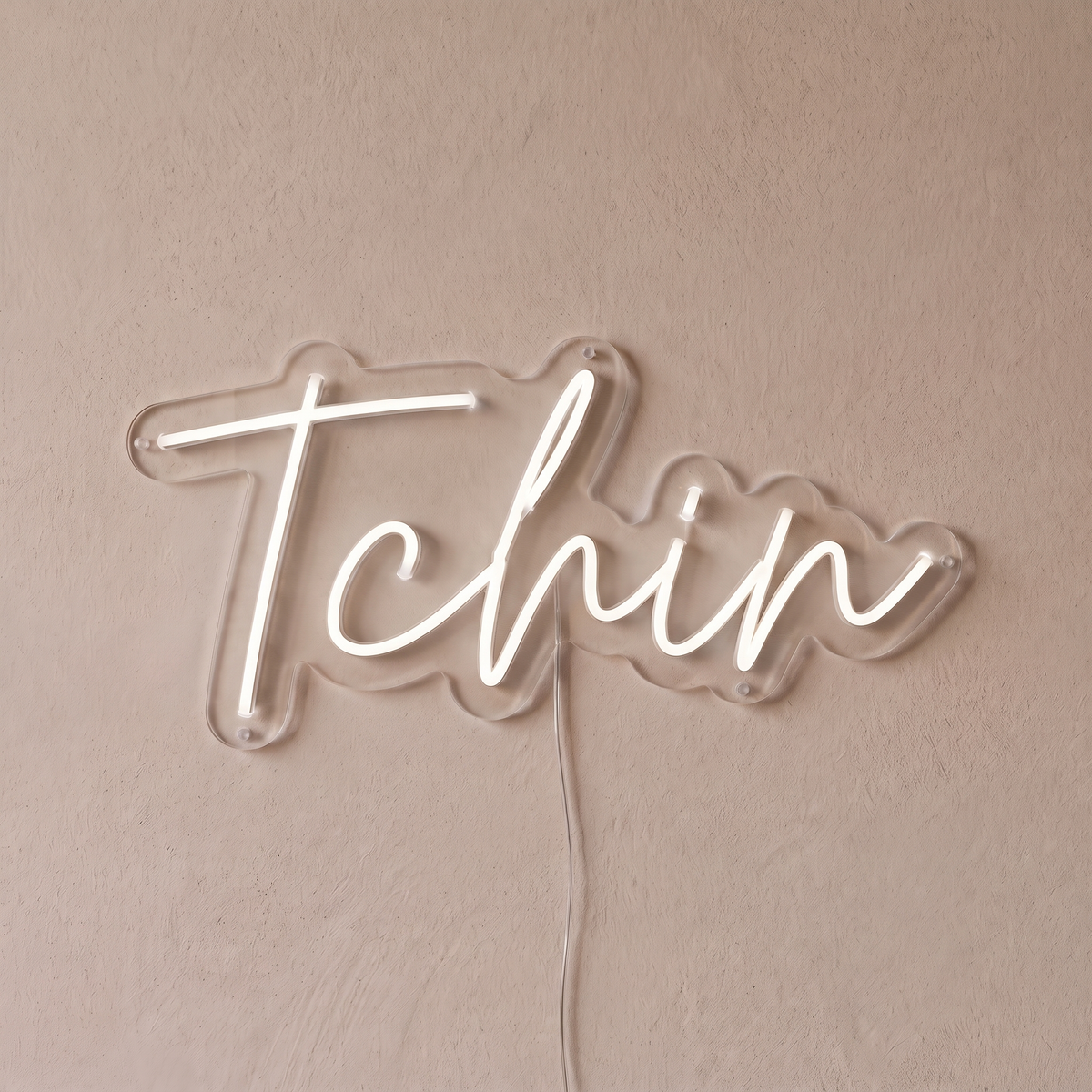 Néon mural « Tchin » blanc, gros plan sur fond beige