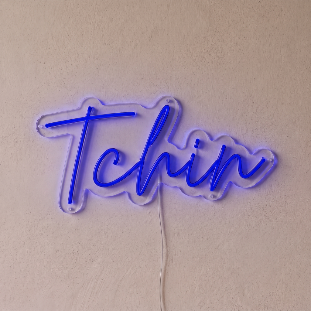Néon mural « Tchin » bleu, gros plan sur fond beige