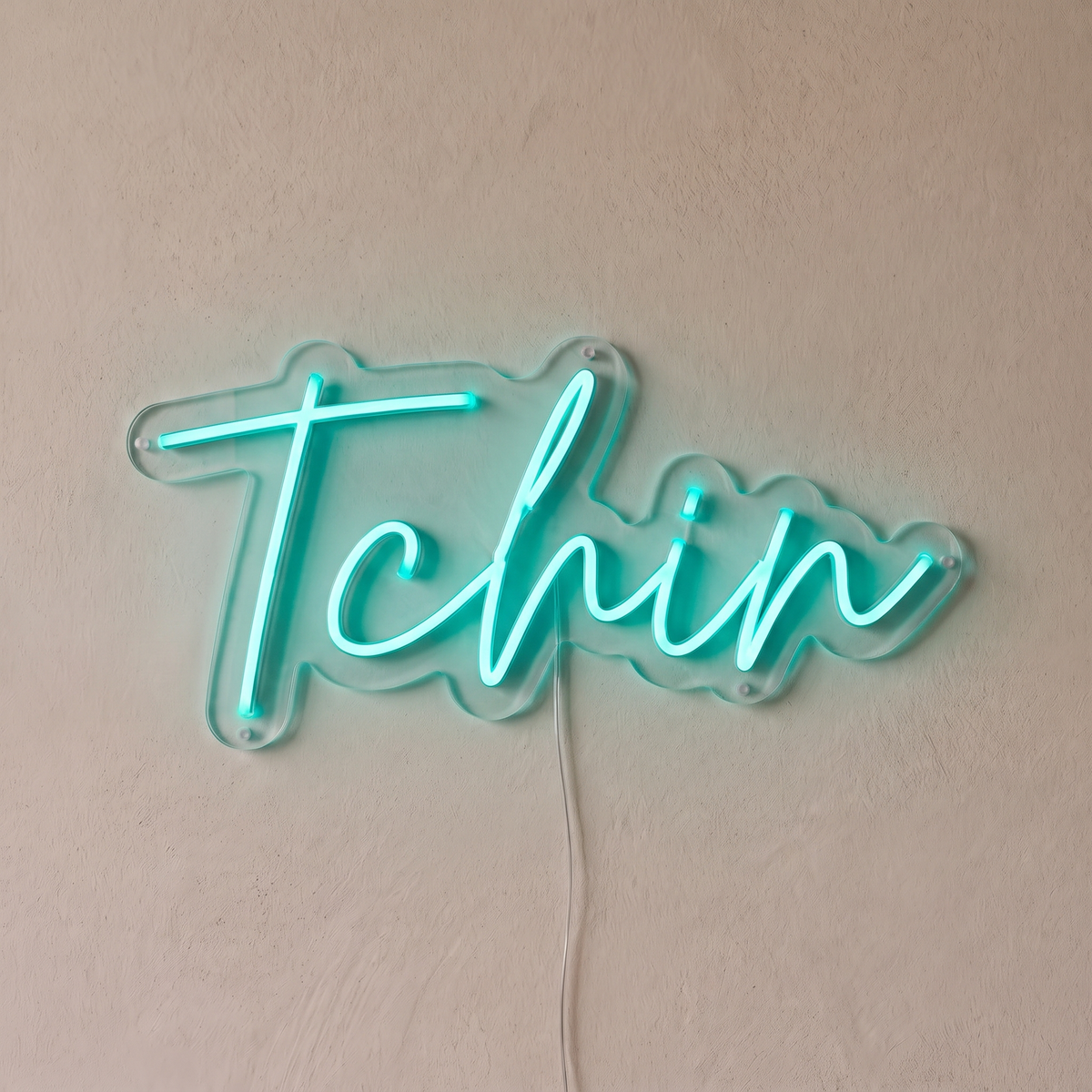 Néon mural « Tchin » turquoise, gros plan sur fond beige