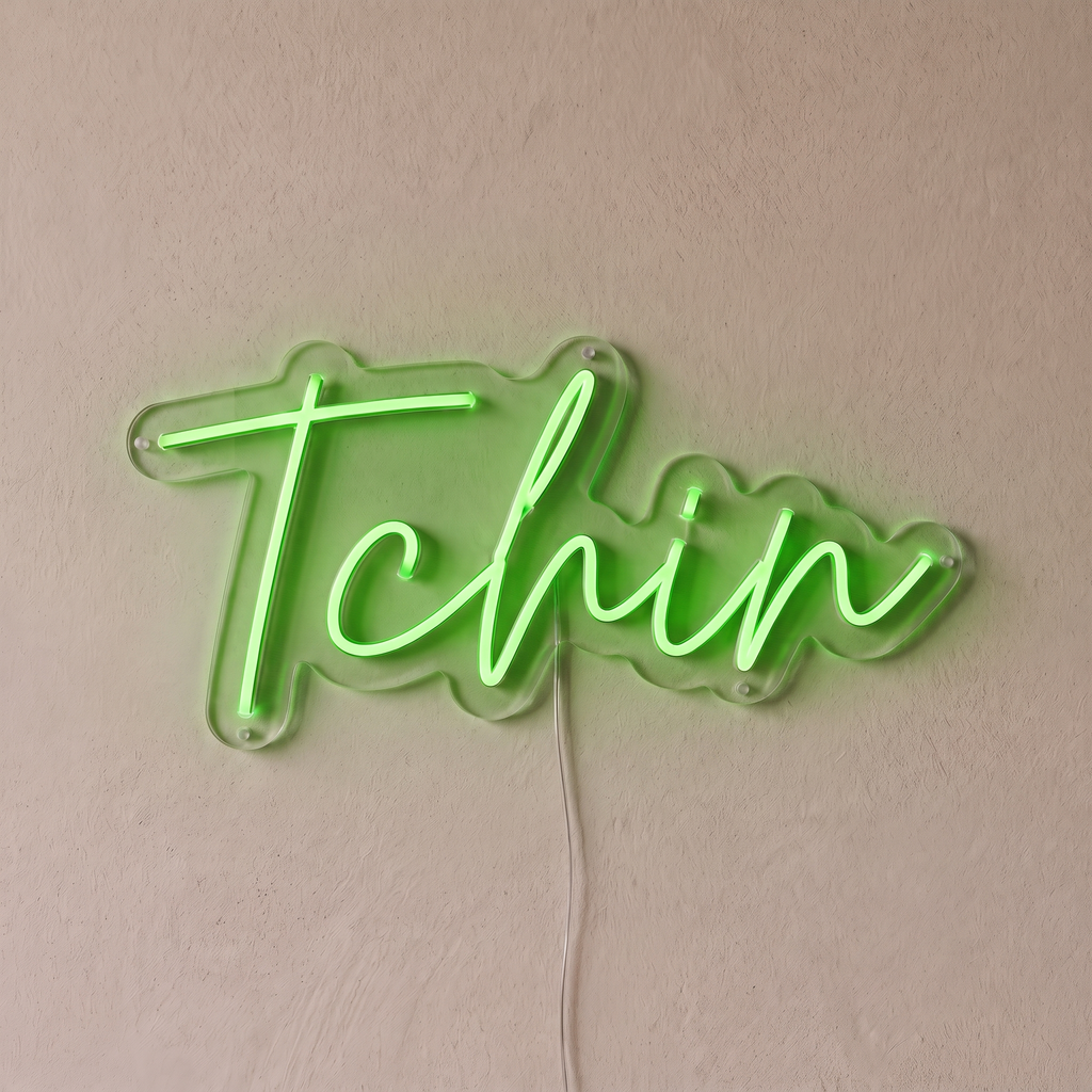 Néon mural « Tchin » vert, gros plan sur fond beige
