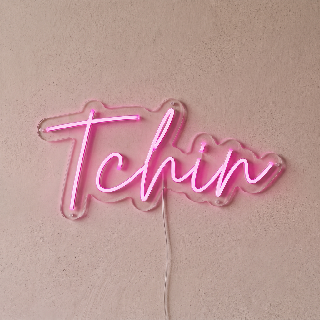 Néon mural « Tchin » rose, gros plan sur fond beige